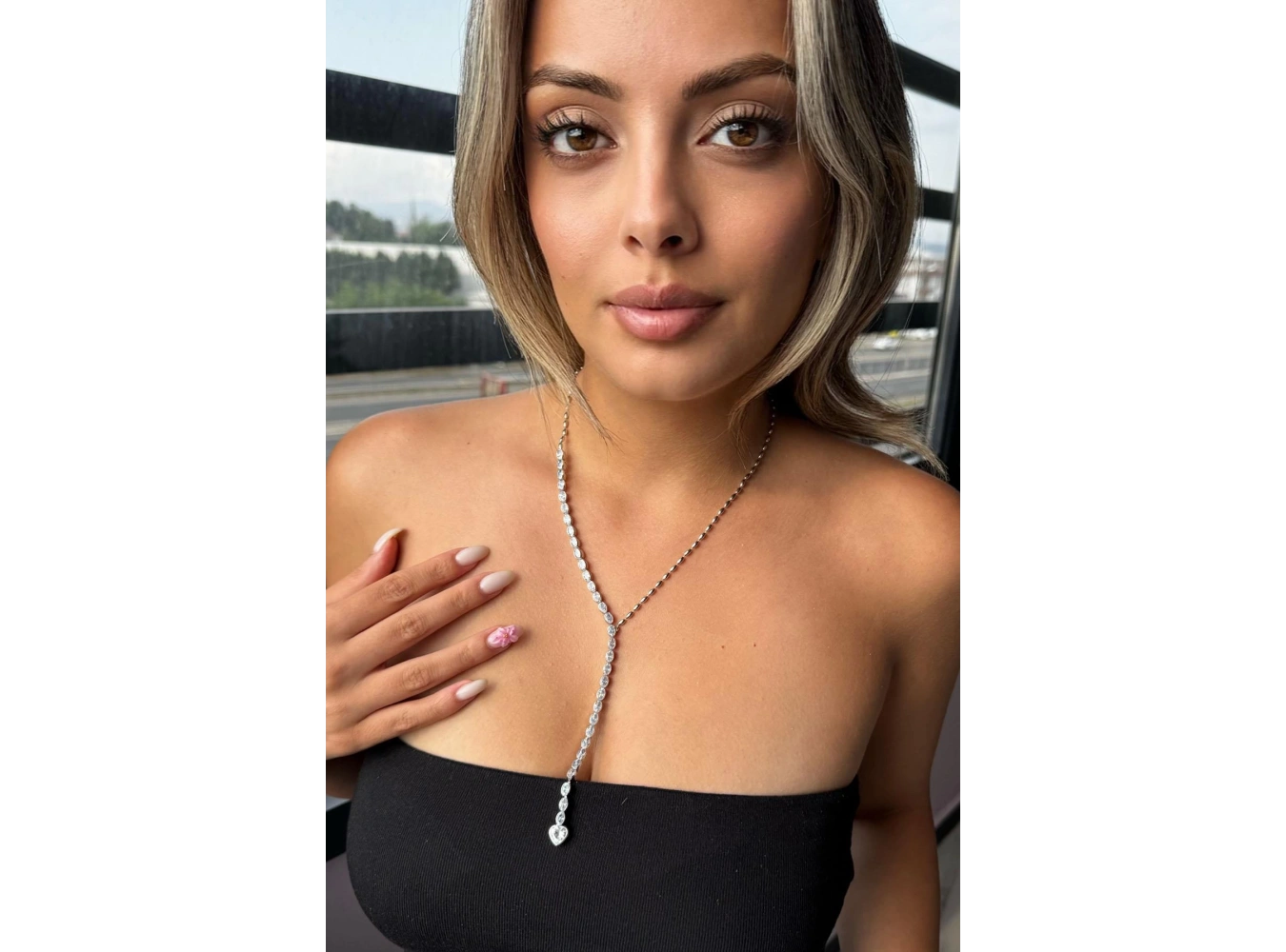 Gümüş Renk Taş Detaylı Kolye