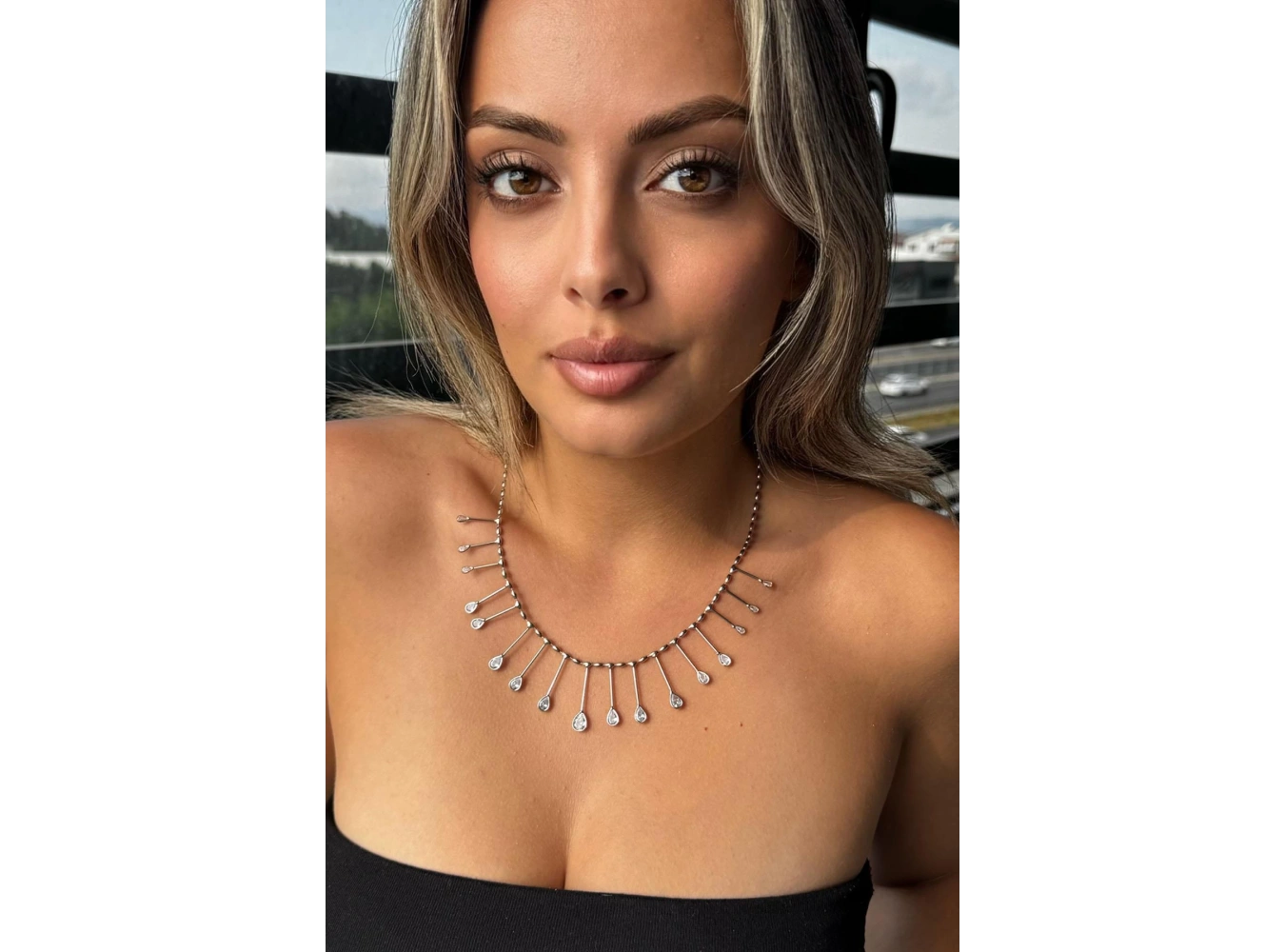 Gümüş Renk Taş Detaylı Kolye