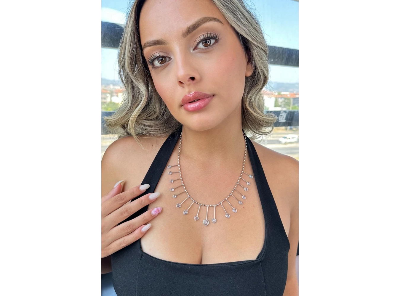 Gümüş Renk Taş Detaylı Kolye