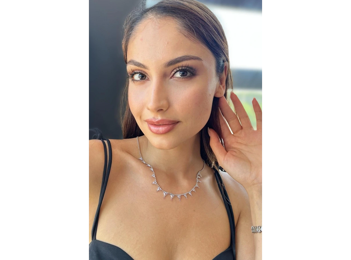 Gümüş Renk Taş Detaylı Kolye