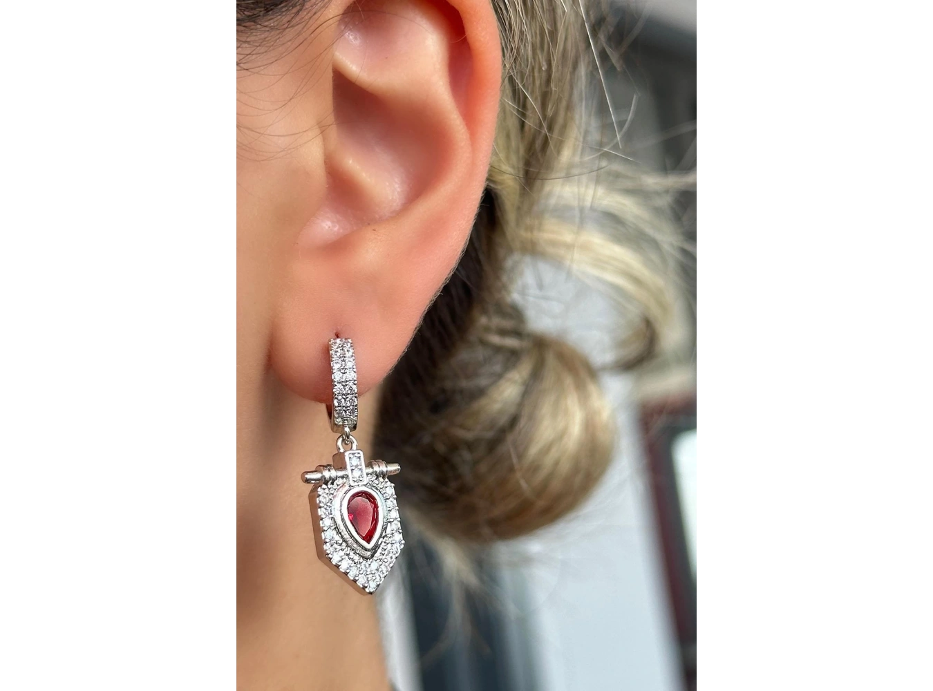 Gümüş Renk Taş Detaylı Küpe (Çift)