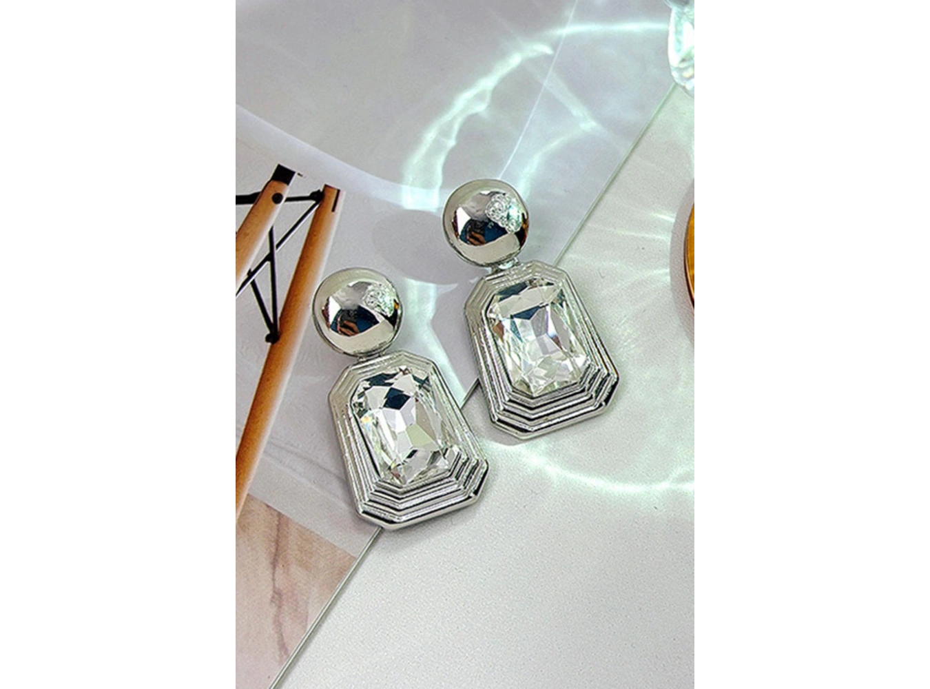 Gümüş Renk Taş Detaylı Küpe (Çift)