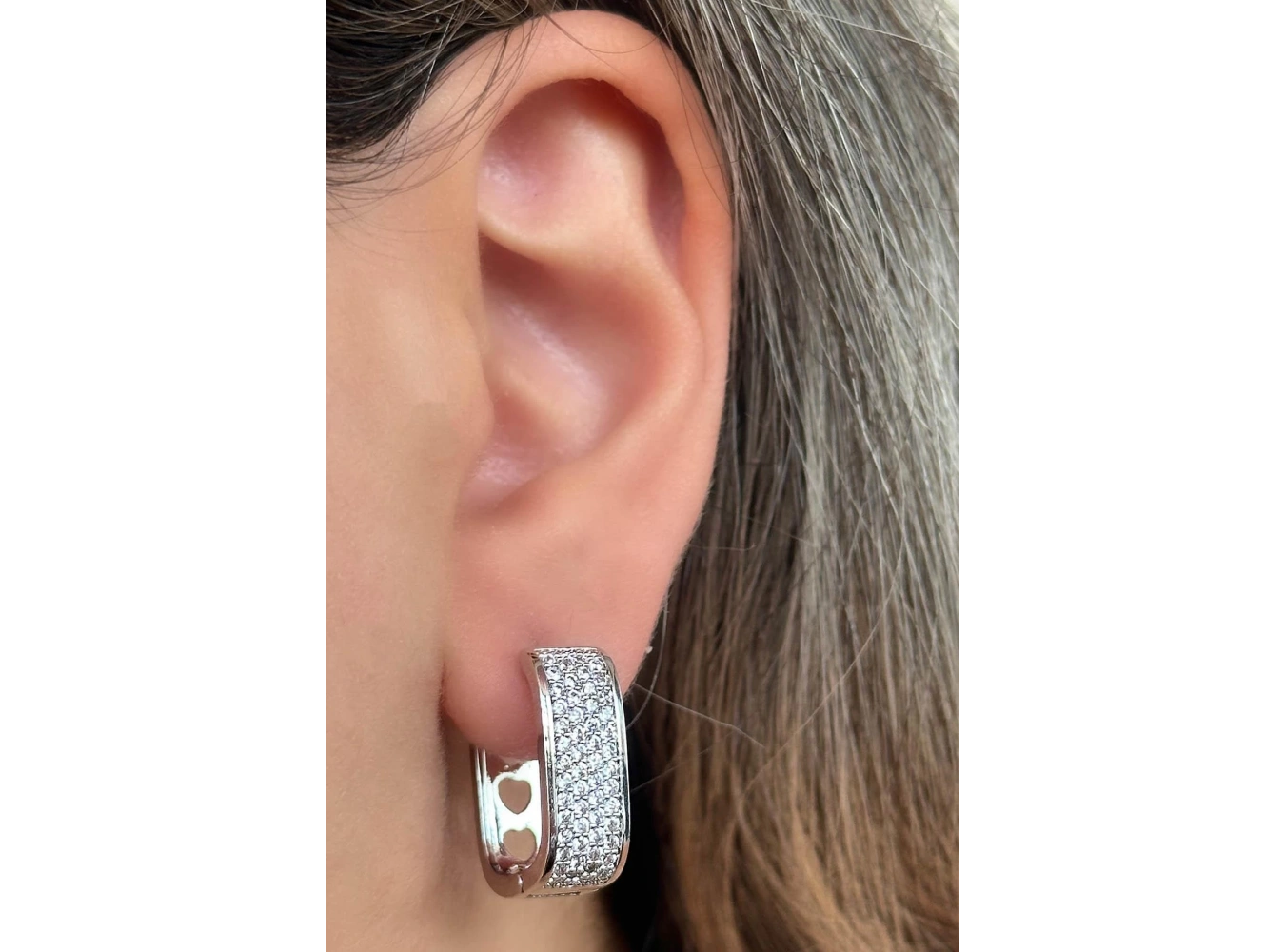 Gümüş Renk Taş Detaylı Küpe (Çift)