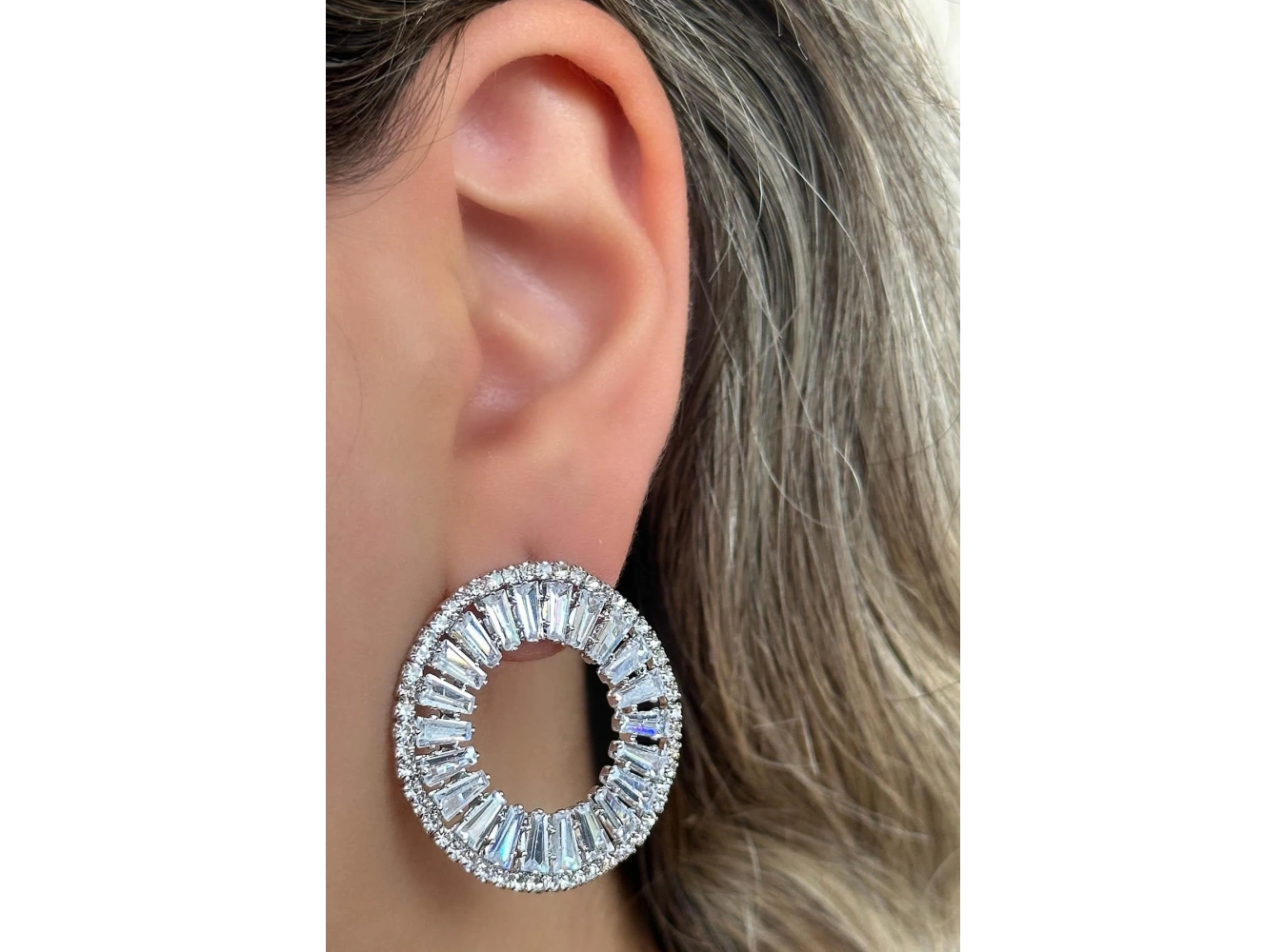 Gümüş Renk Taş Detaylı Küpe (Çift)