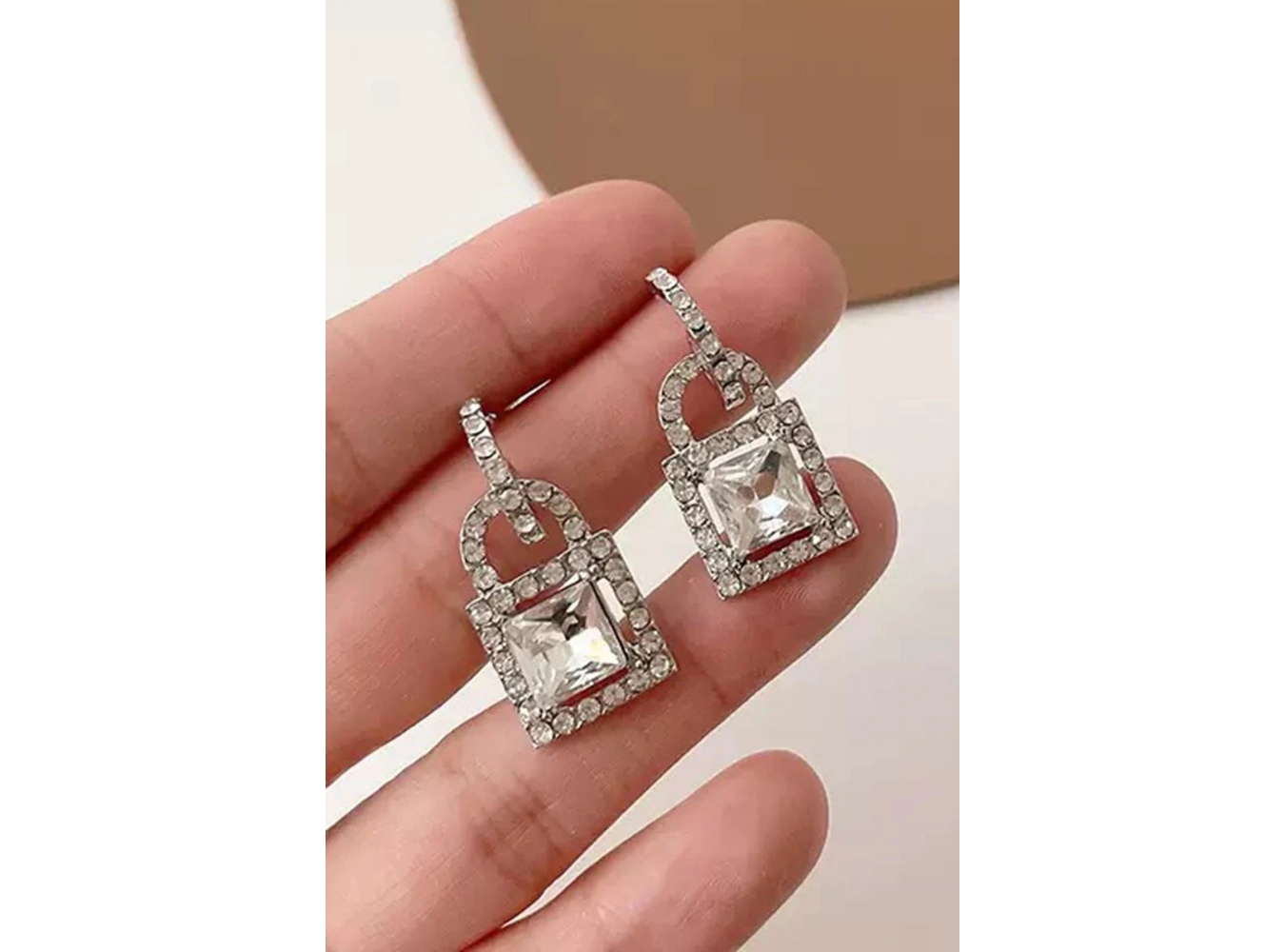 Gümüş Renk Taş Detaylı Küpe (Çift)