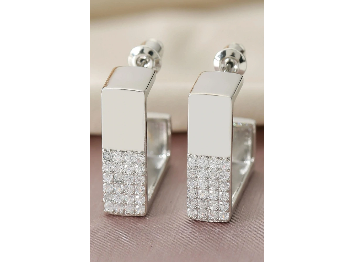 Gümüş Renk Taş Detaylı Küpe (Çift)