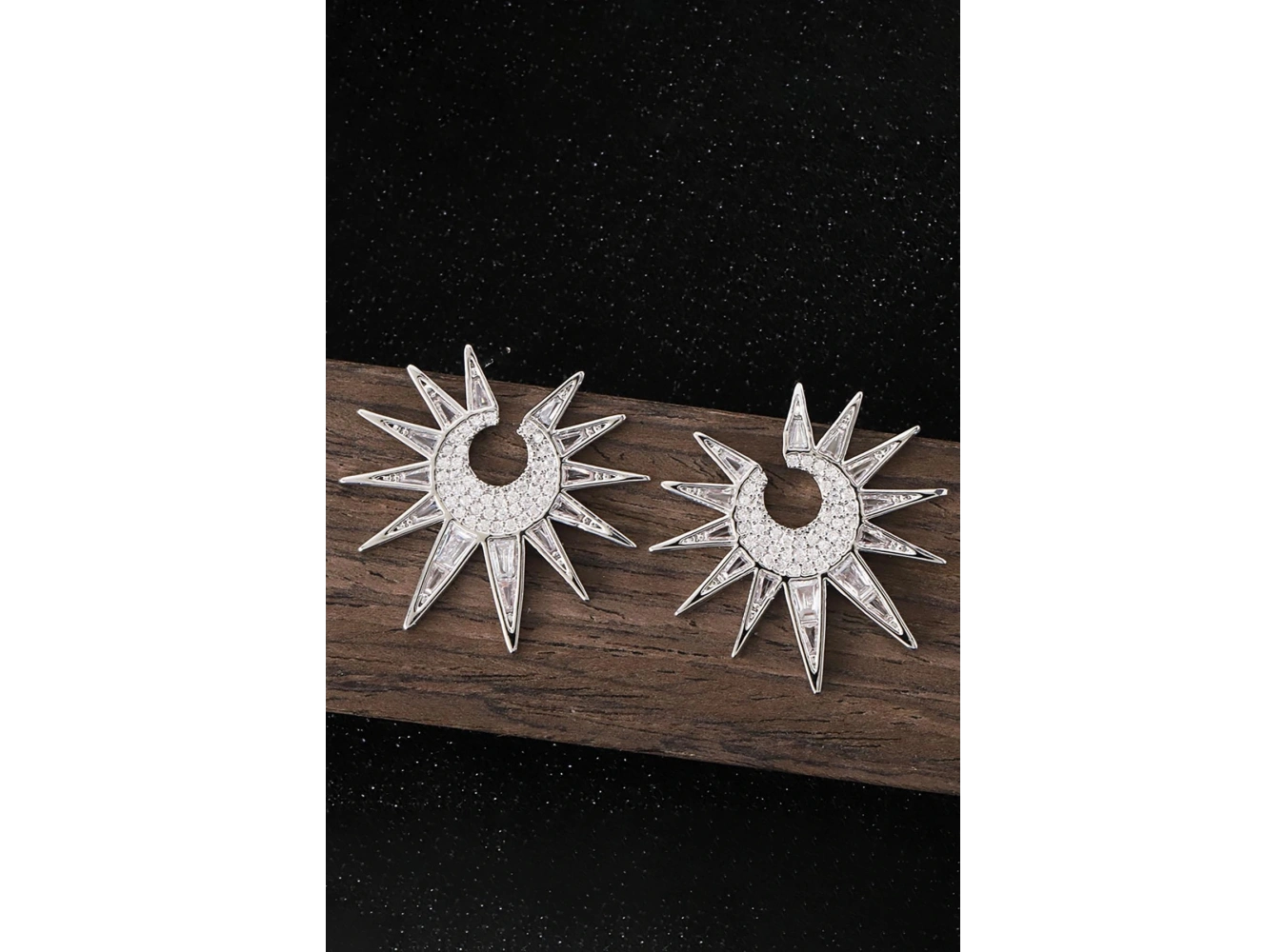 Gümüş Renk Taş Detaylı Küpe (Çift)