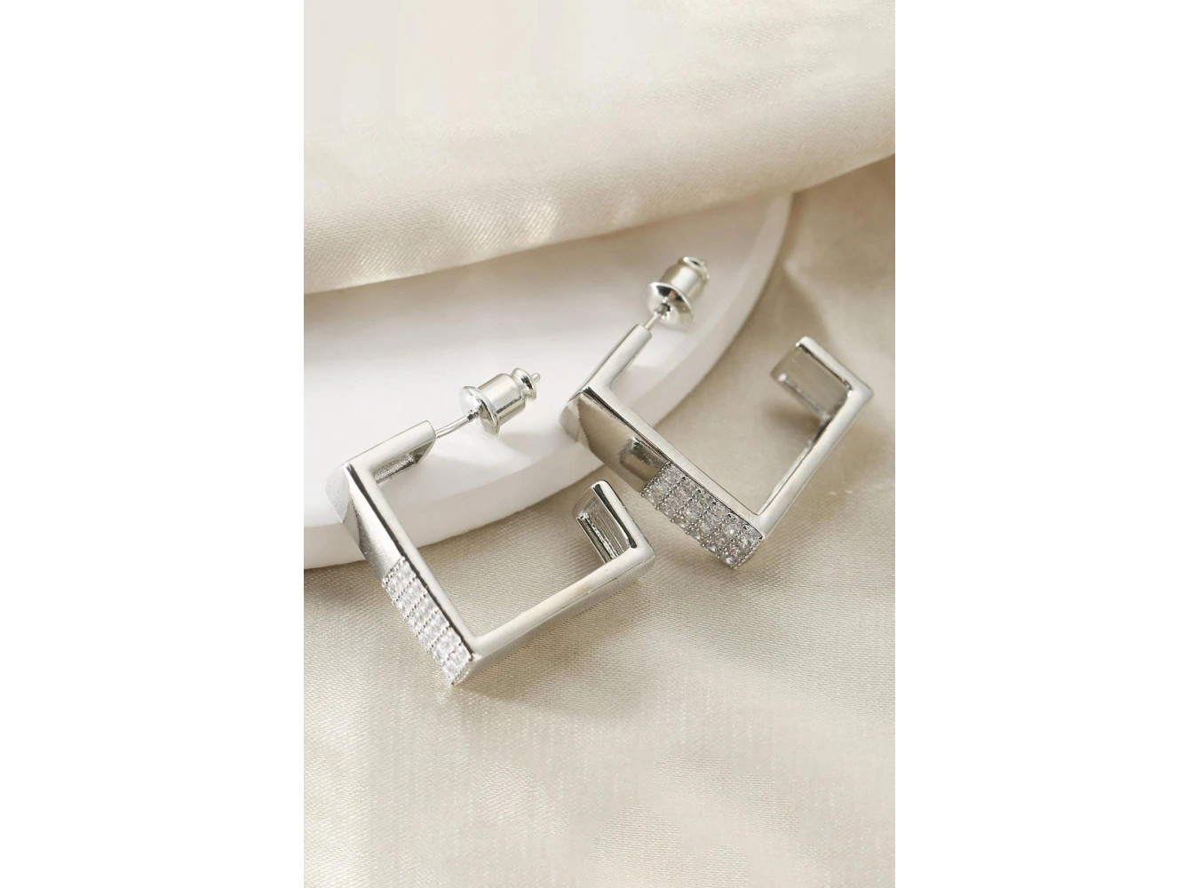 Gümüş Renk Taş Detaylı Küpe (Çift)