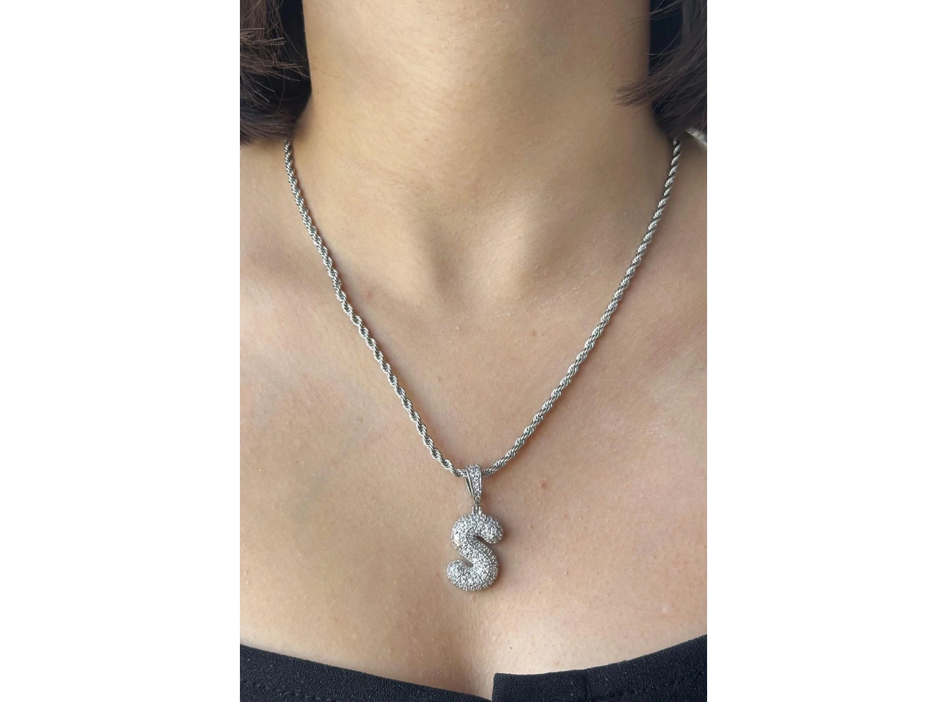 Gümüş Renk Taş Detaylı S Harfli Kolye