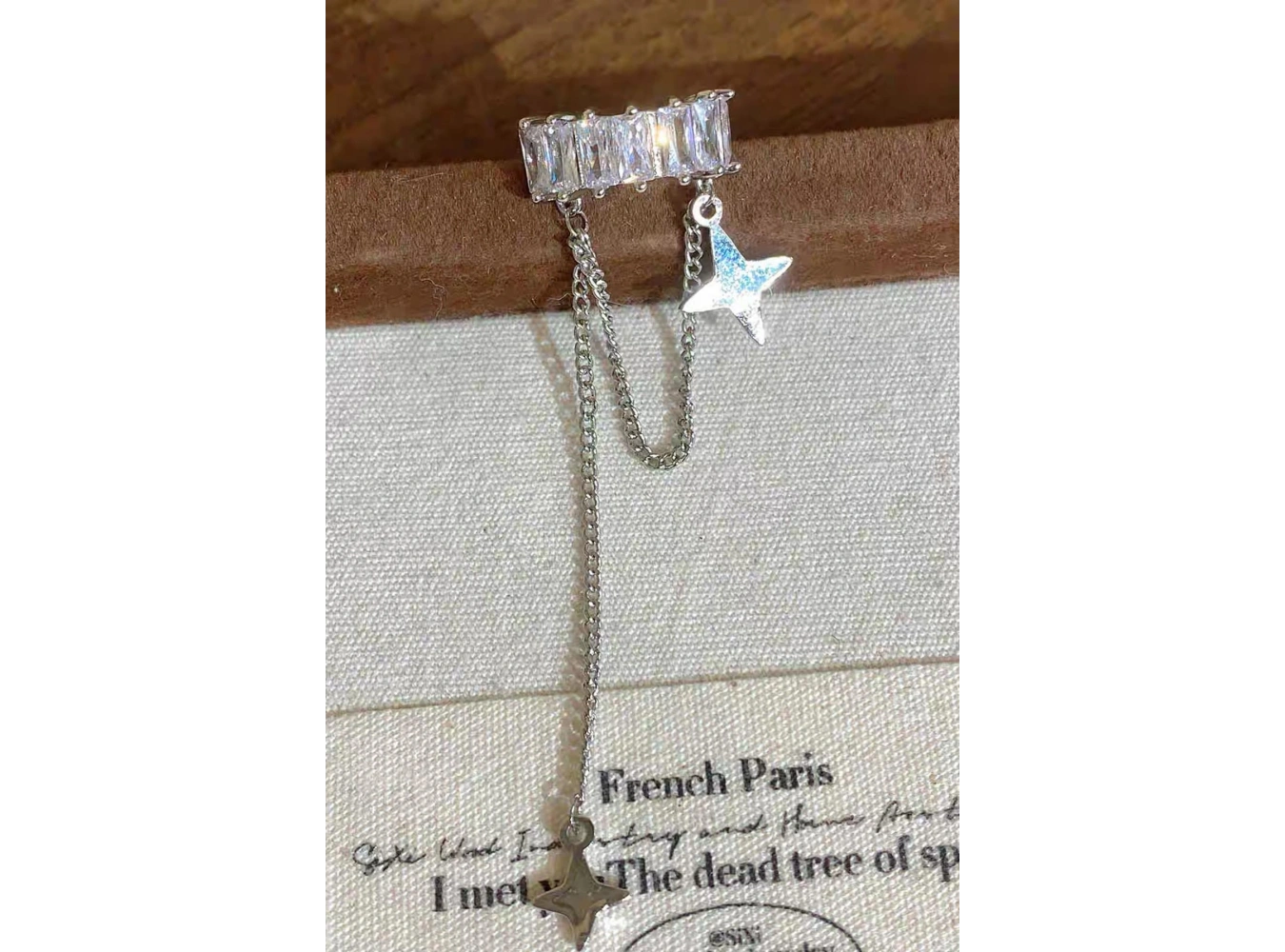 Gümüş Renk Taş Detaylı Sallantılı 14K Altın Kaplama TX Ear Cuff (Tek)