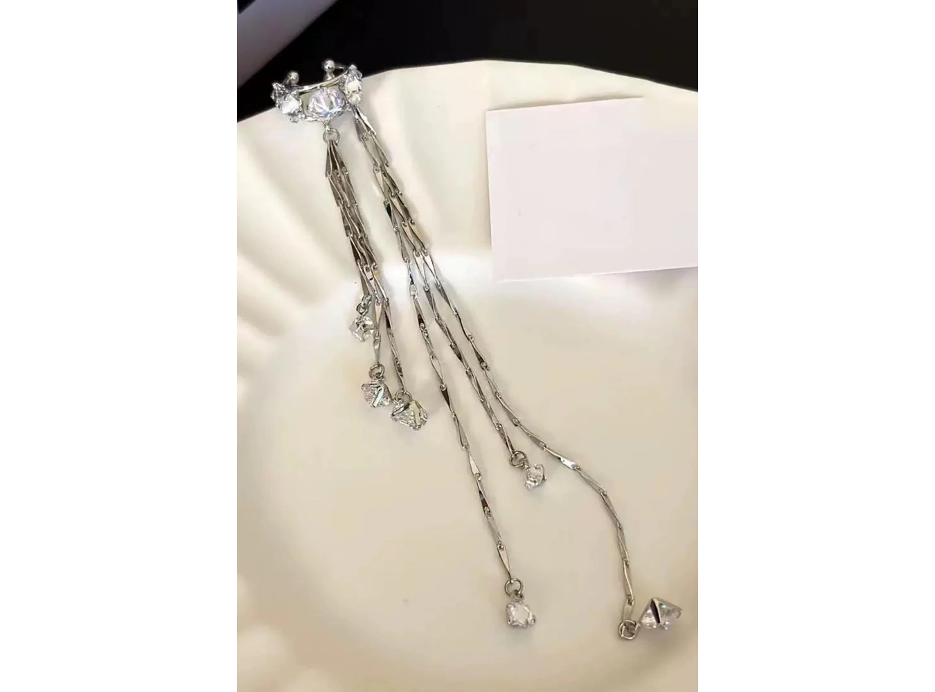 Gümüş Renk Taş Detaylı Sallantılı Ear Cuff (Tek)