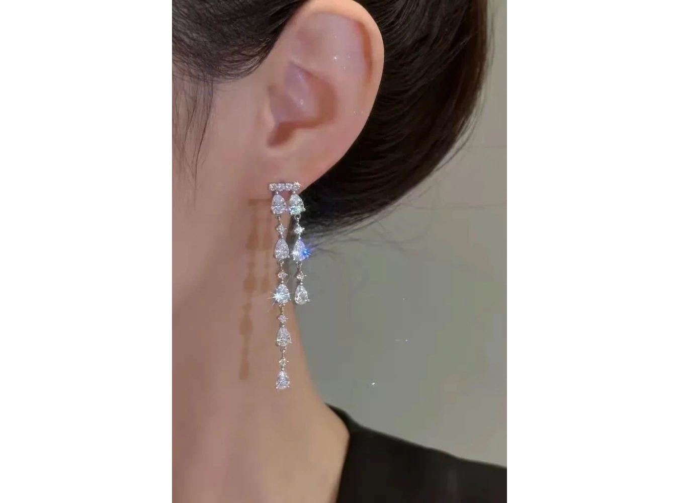 Gümüş Renk Taş Detaylı Sallantılı Küpe (Çift)