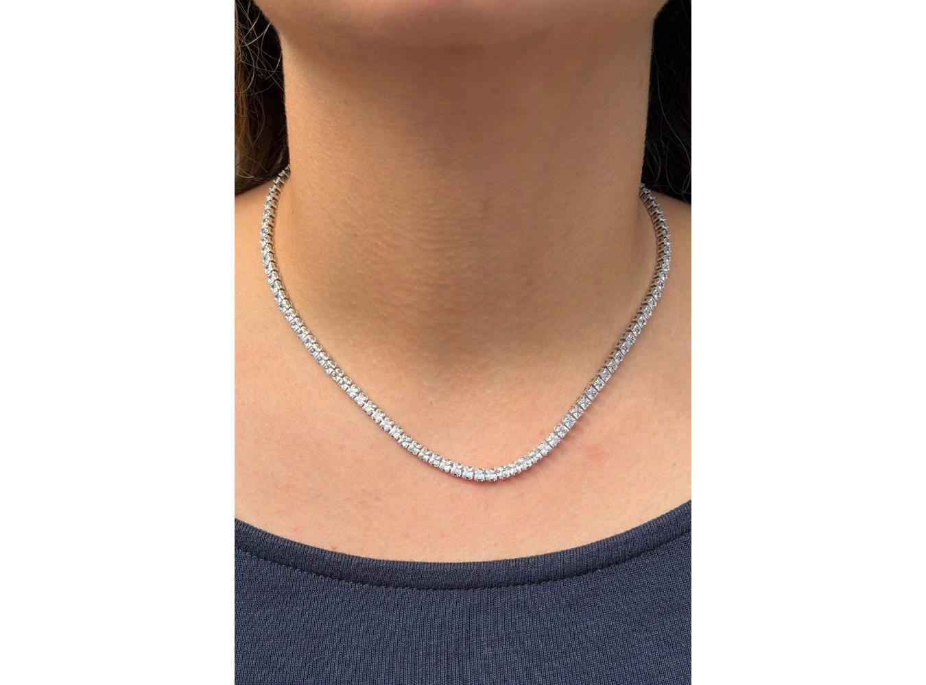 Gümüş Renk Taş Detaylı Süzme Su Yolu Kolye