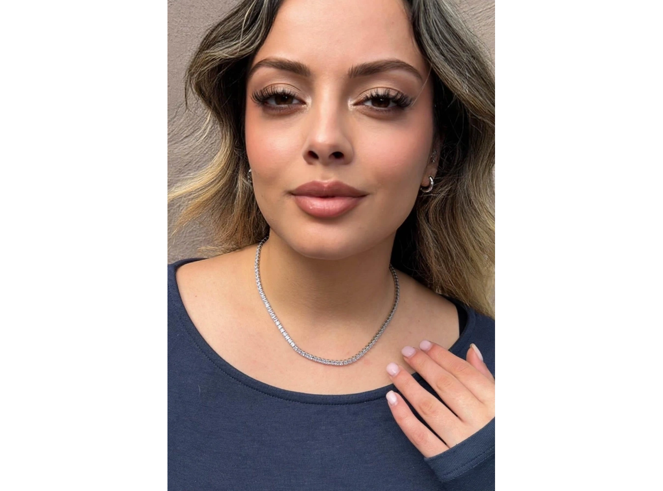 Gümüş Renk Taş Detaylı Süzme Su Yolu Kolye