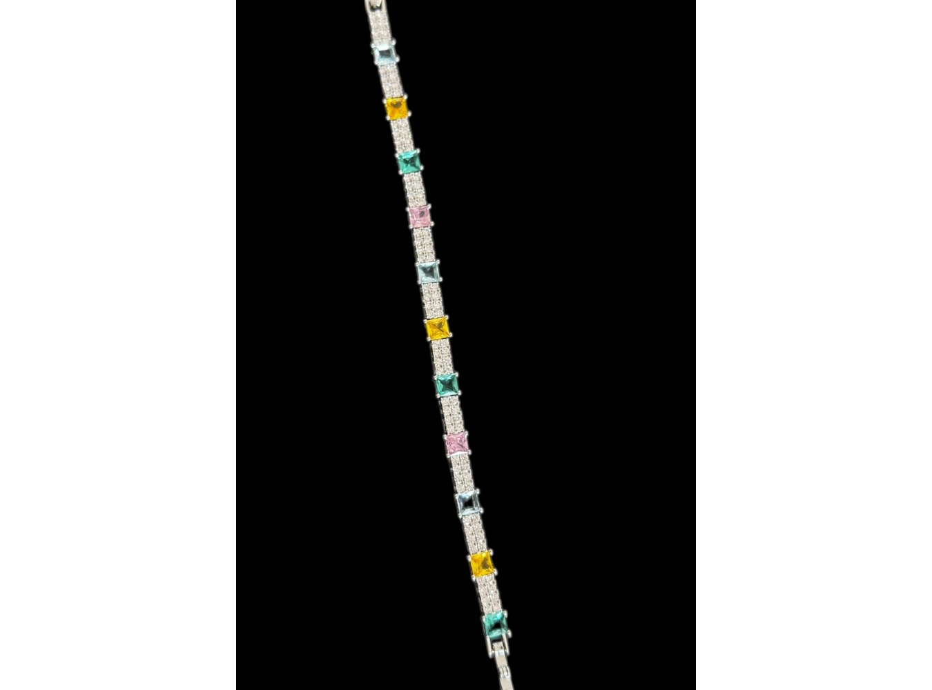 Gümüş Renk Taş Detaylı Tasarım Bileklik