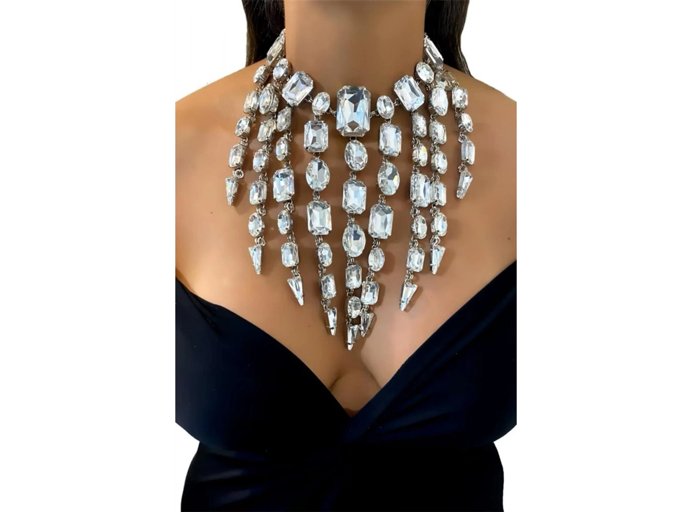 Gümüş Renk Taş Detaylı Tasarım Kolye