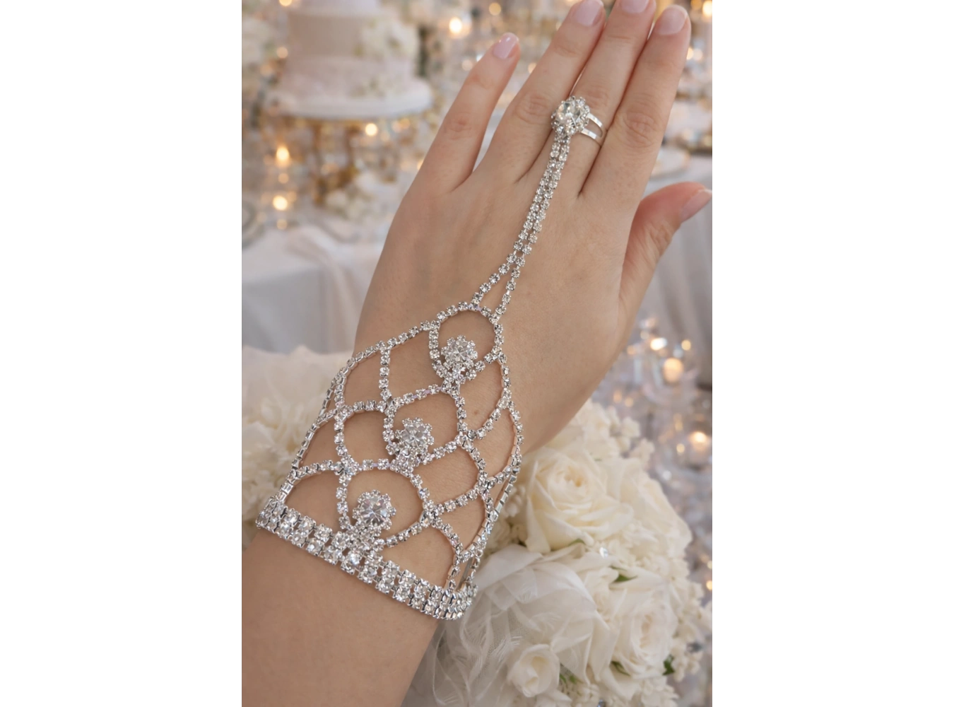 Gümüş Renk Taş Detaylı Tasarım Şahmeran