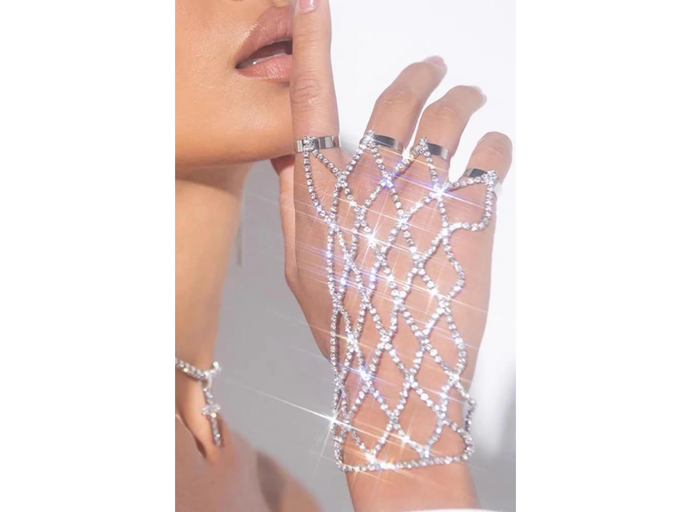 Gümüş Renk Taş Detaylı Tasarım Şahmeran