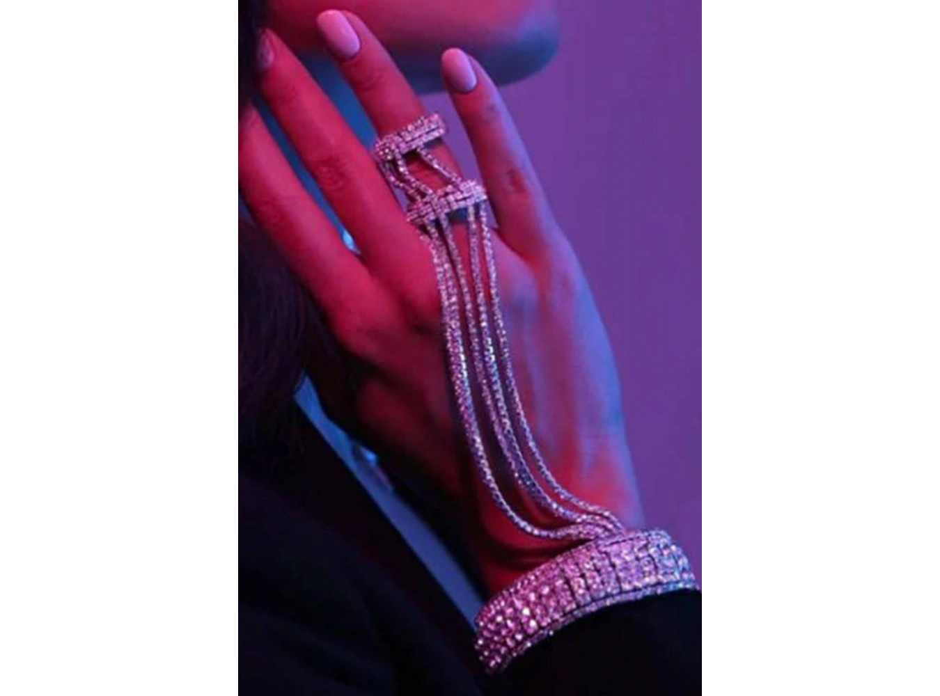 Gümüş Renk Taş Detaylı Tasarım Şahmeran