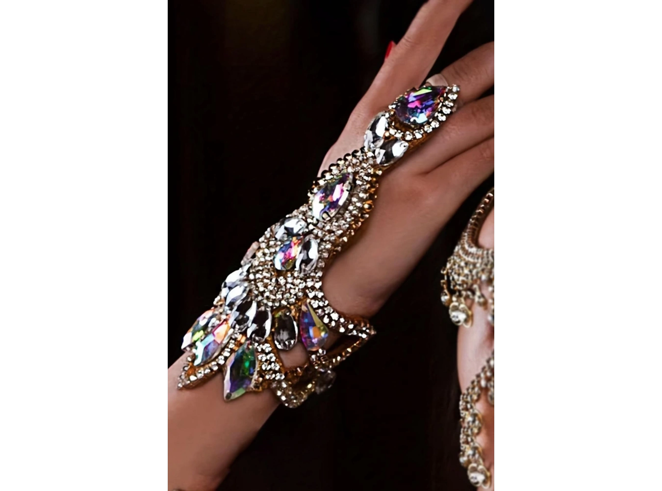 Gümüş Renk Taş Detaylı Tasarım Şahmeran