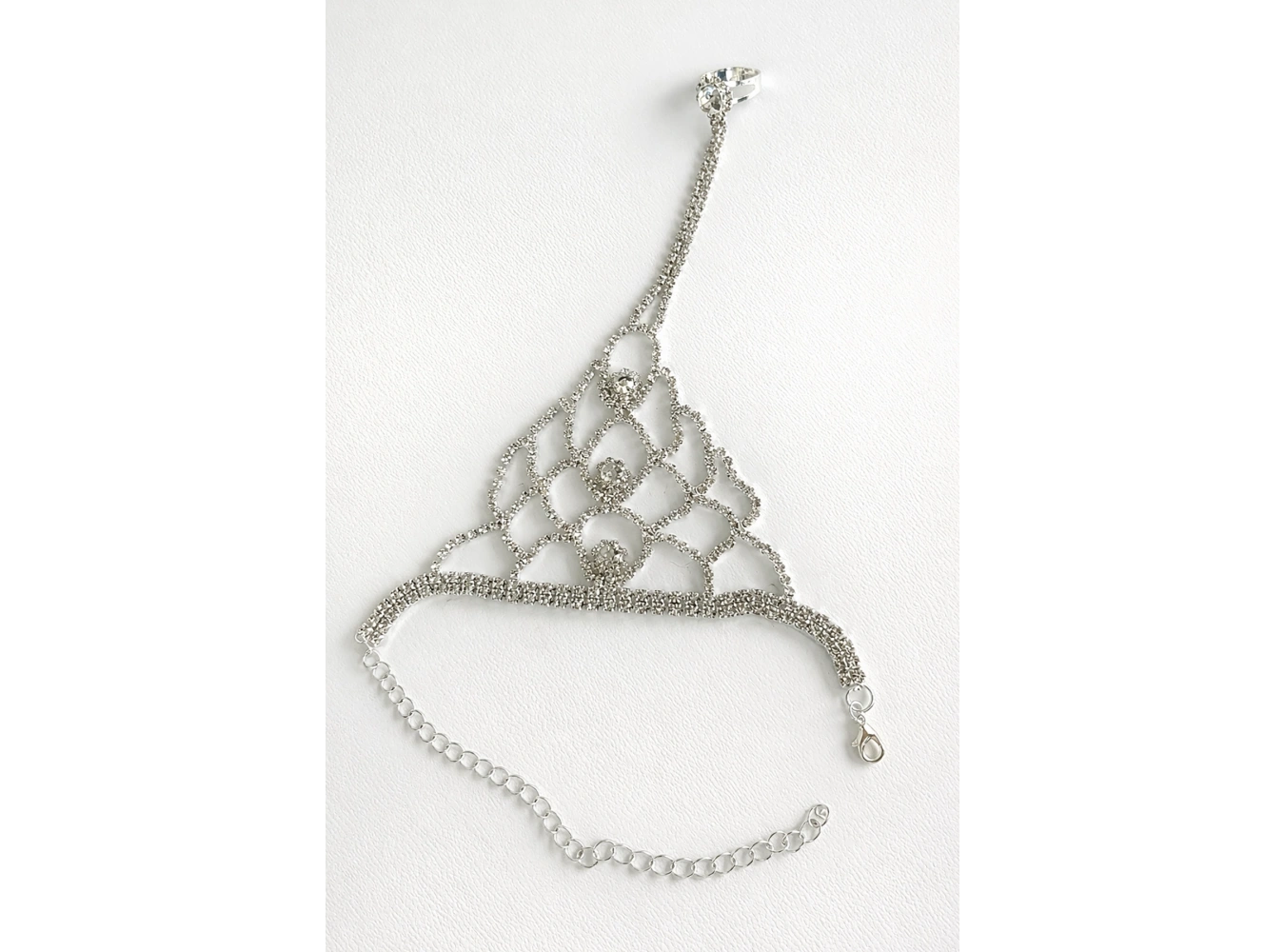 Gümüş Renk Taş Detaylı Tasarım Şahmeran