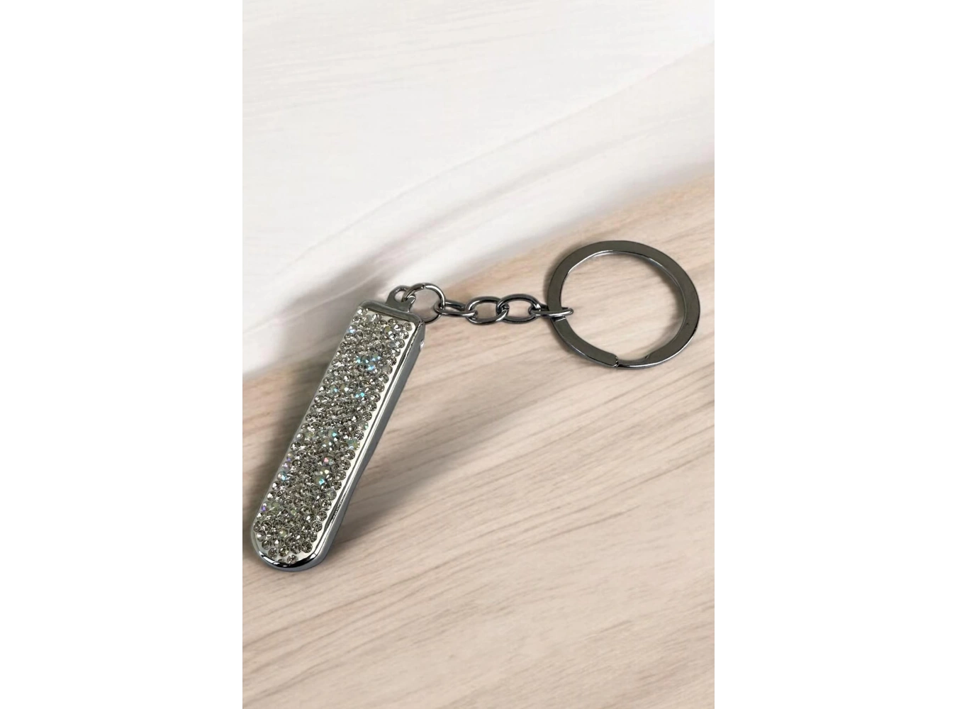 Gümüş Renk Taş Detaylı Tırnak Makaslı Anahtarlık
