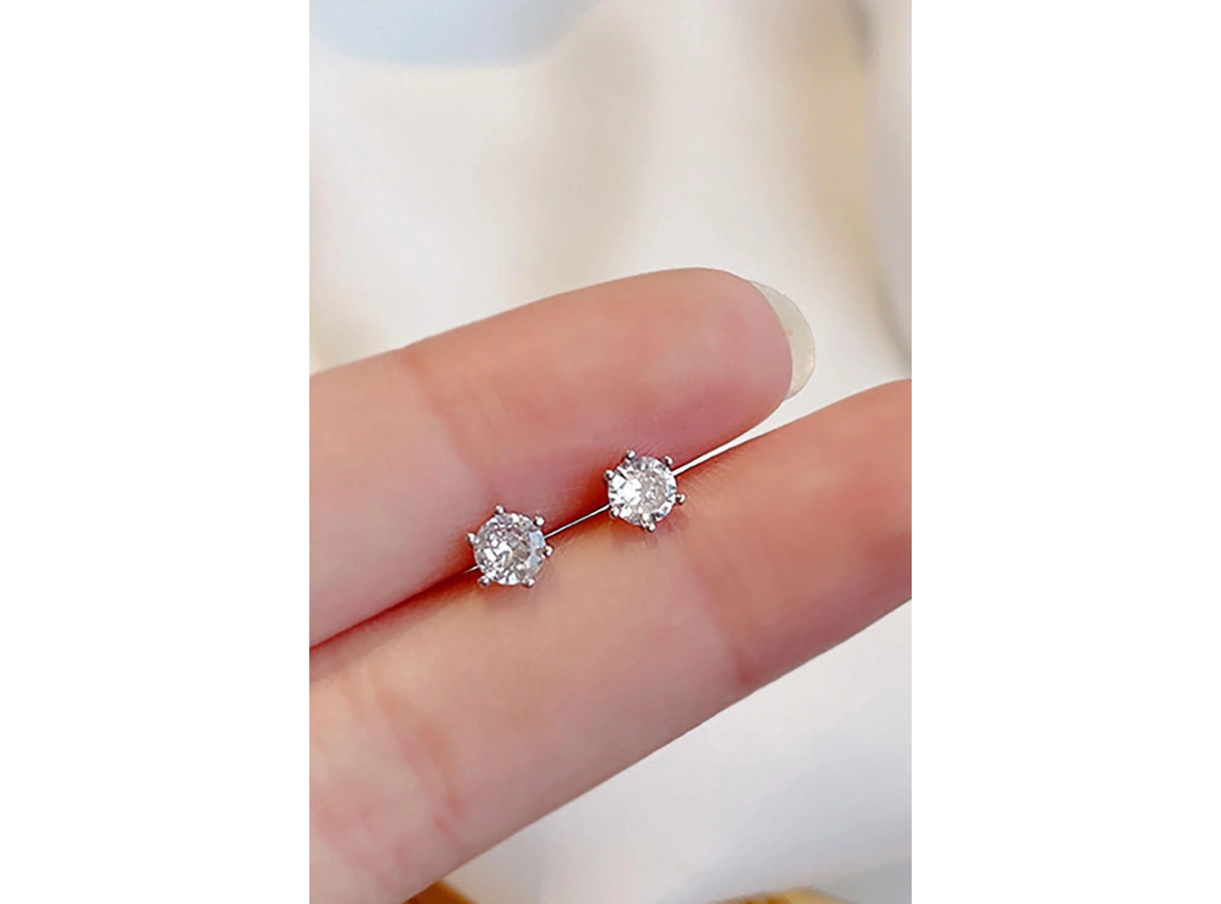 Gümüş Renk Taş Detaylı Unisex Küpe (Çift)