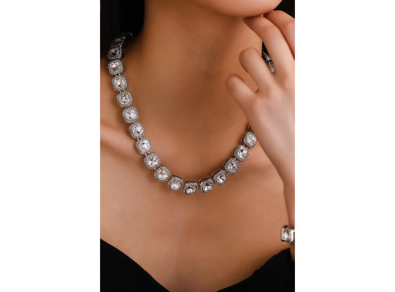 Gümüş Renk Taş Detaylı Unisex VİP Tasarım Kolye