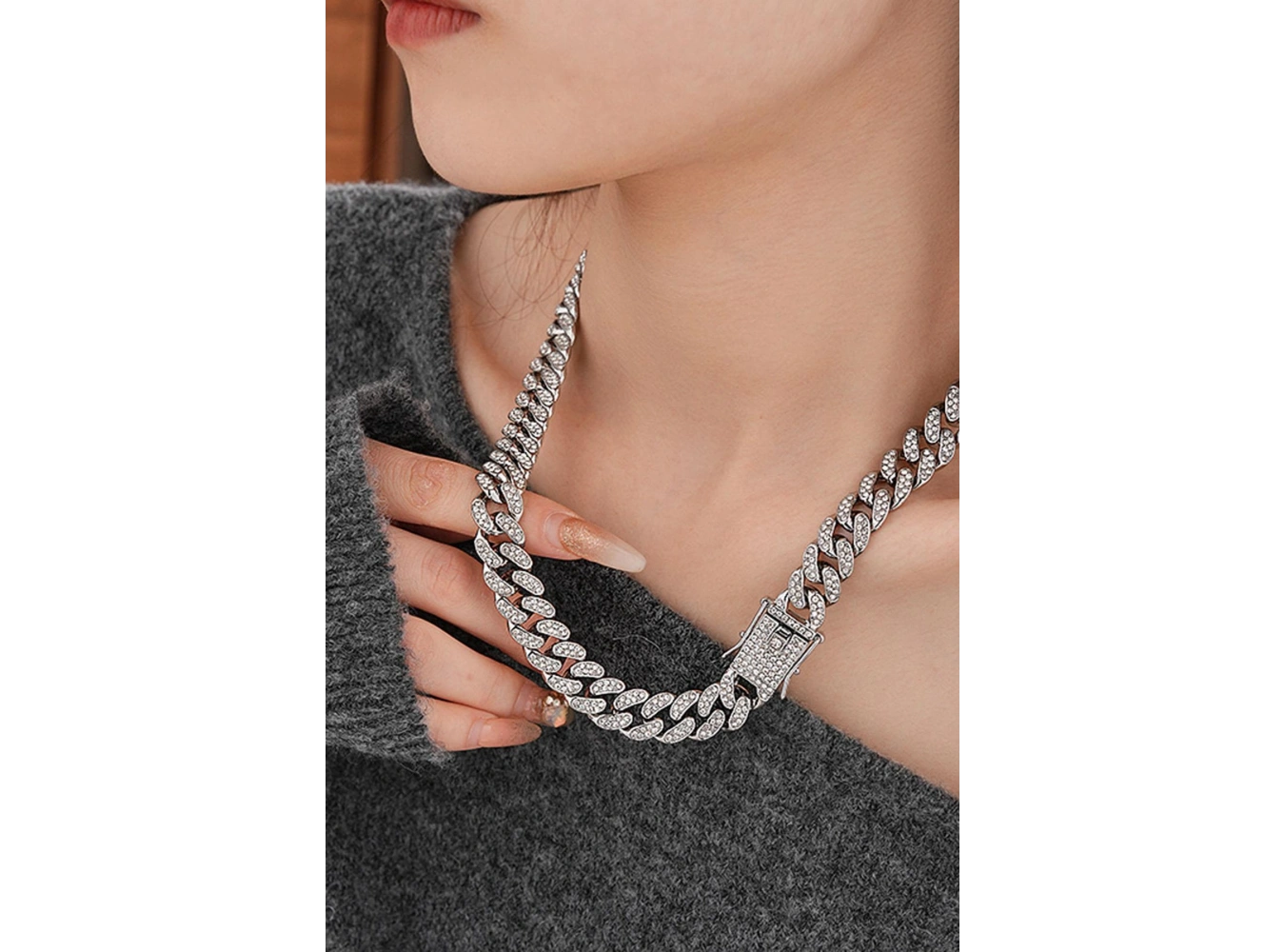 Gümüş Renk Taş Detaylı Unisex VİP Tasarım Kolye