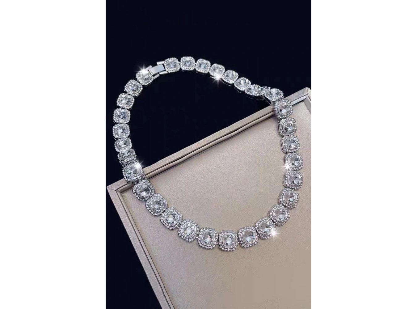 Gümüş Renk Taş Detaylı Unisex VİP Tasarım Kolye