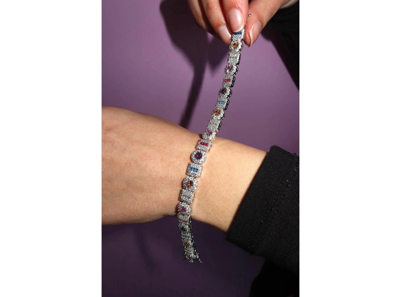 Gümüş Renk Taş Detaylı VİP Bileklik