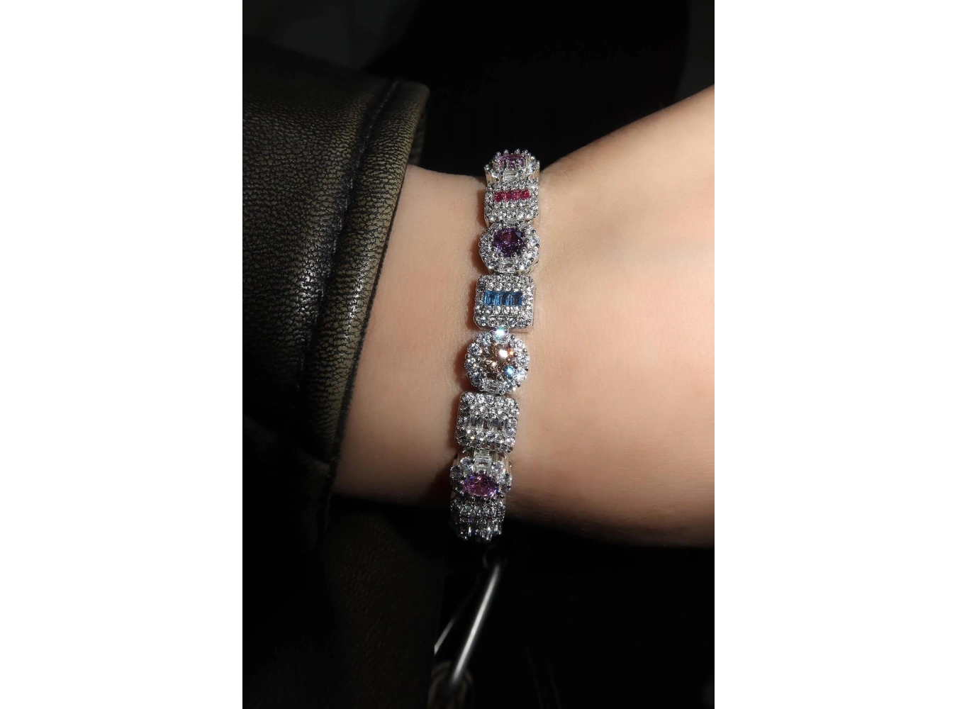 Gümüş Renk Taş Detaylı VİP Bileklik