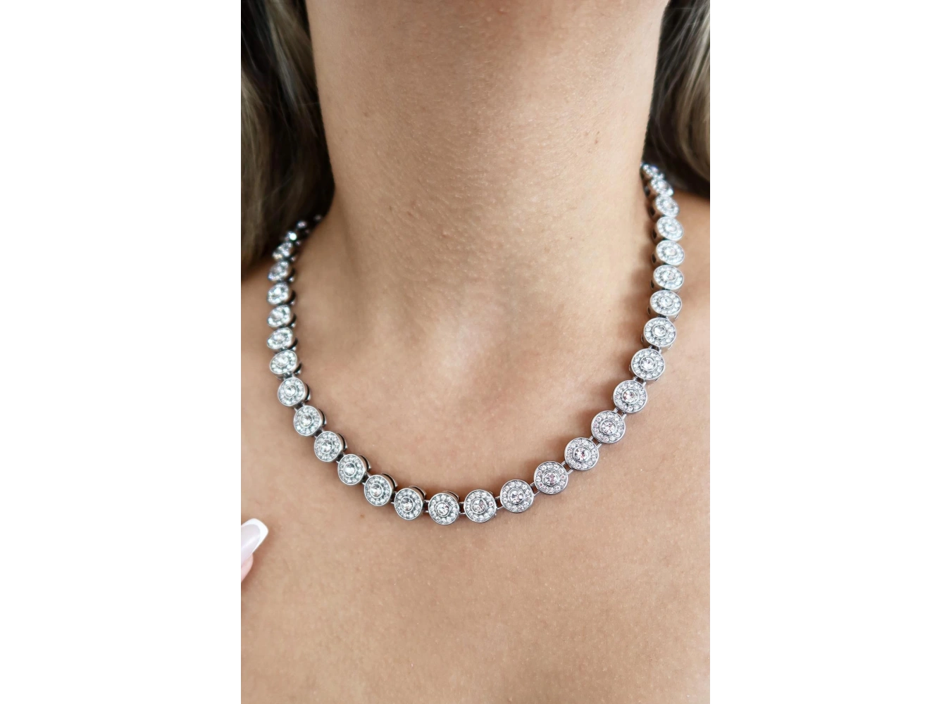 Gümüş Renk Taş Detaylı VİP Tasarım Kolye