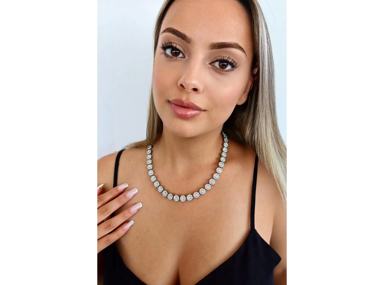 Gümüş Renk Taş Detaylı VİP Tasarım Kolye