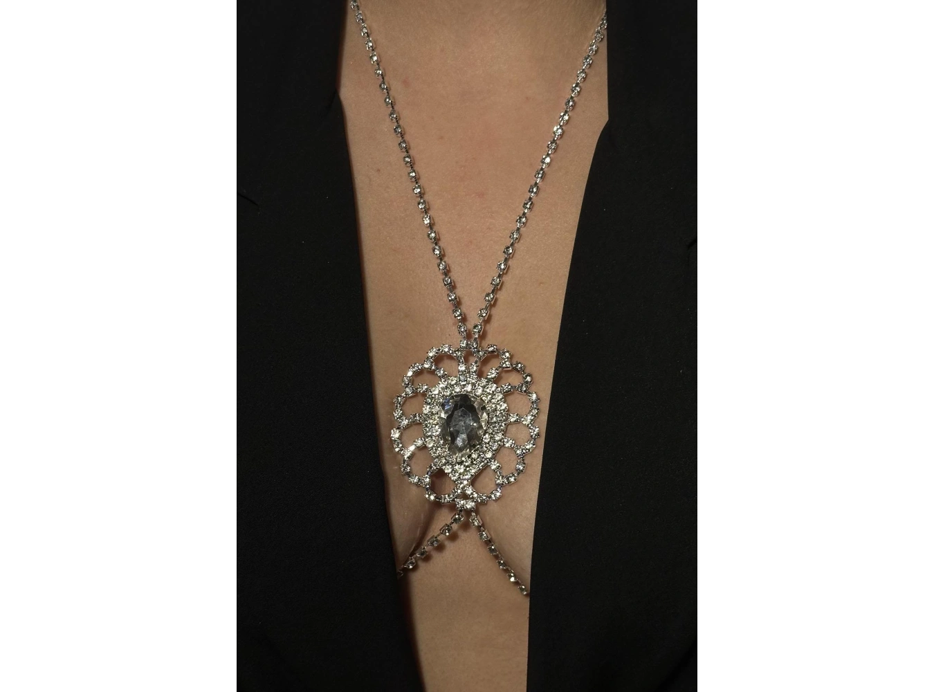 Gümüş Renk Taş Detaylı Vücut Aksesuarı