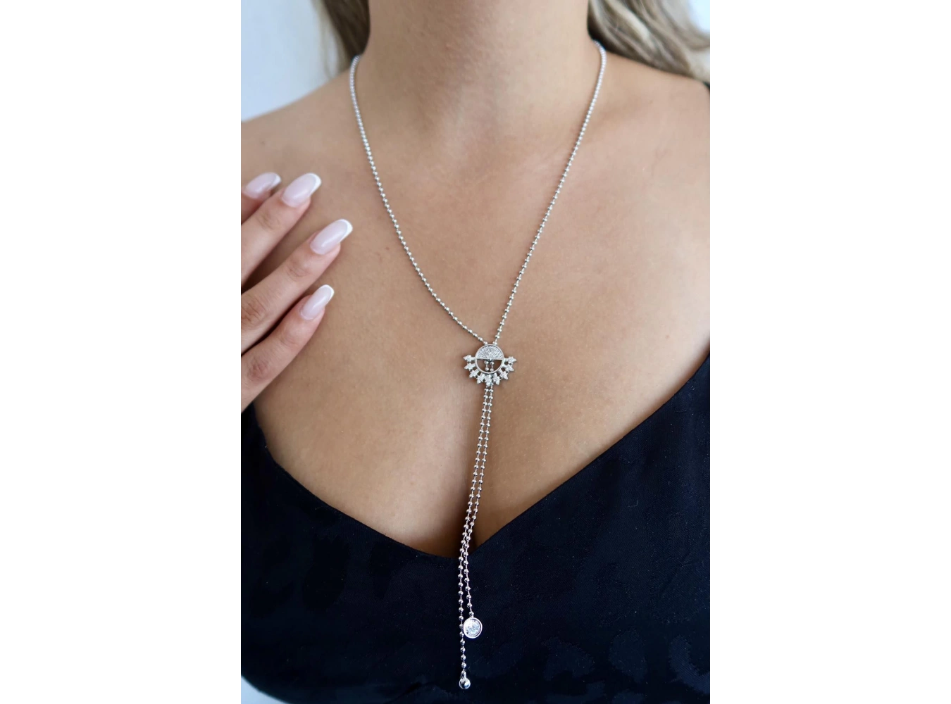 Gümüş Renk Taş Detaylı Y Kolye