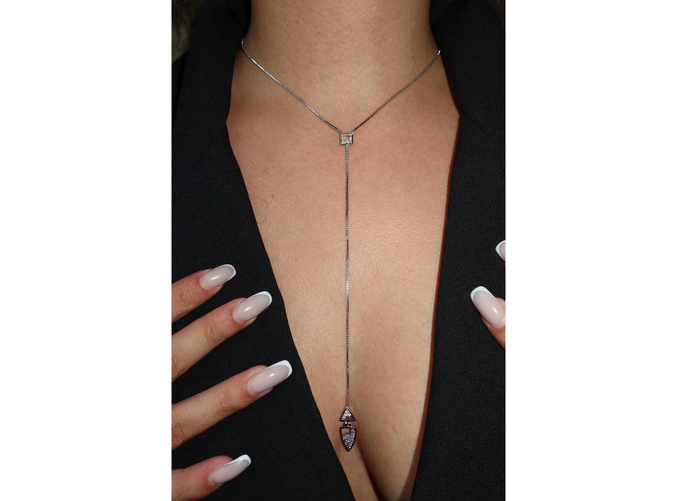 Gümüş Renk Taş Detaylı Y Kolye