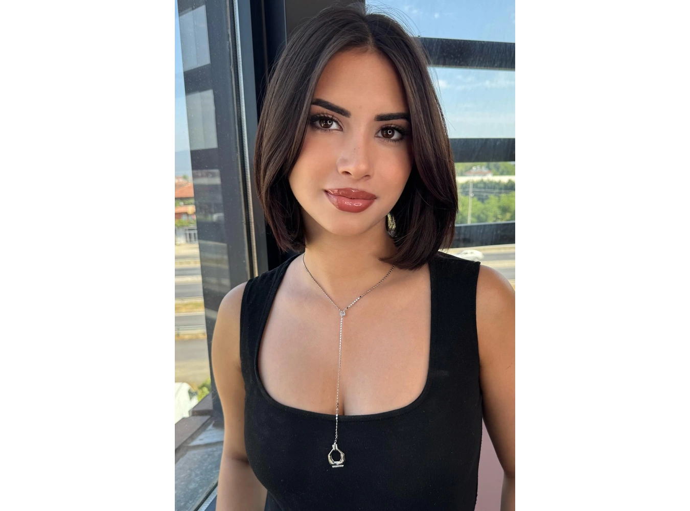 Gümüş Renk Taş Detaylı Y Kolye