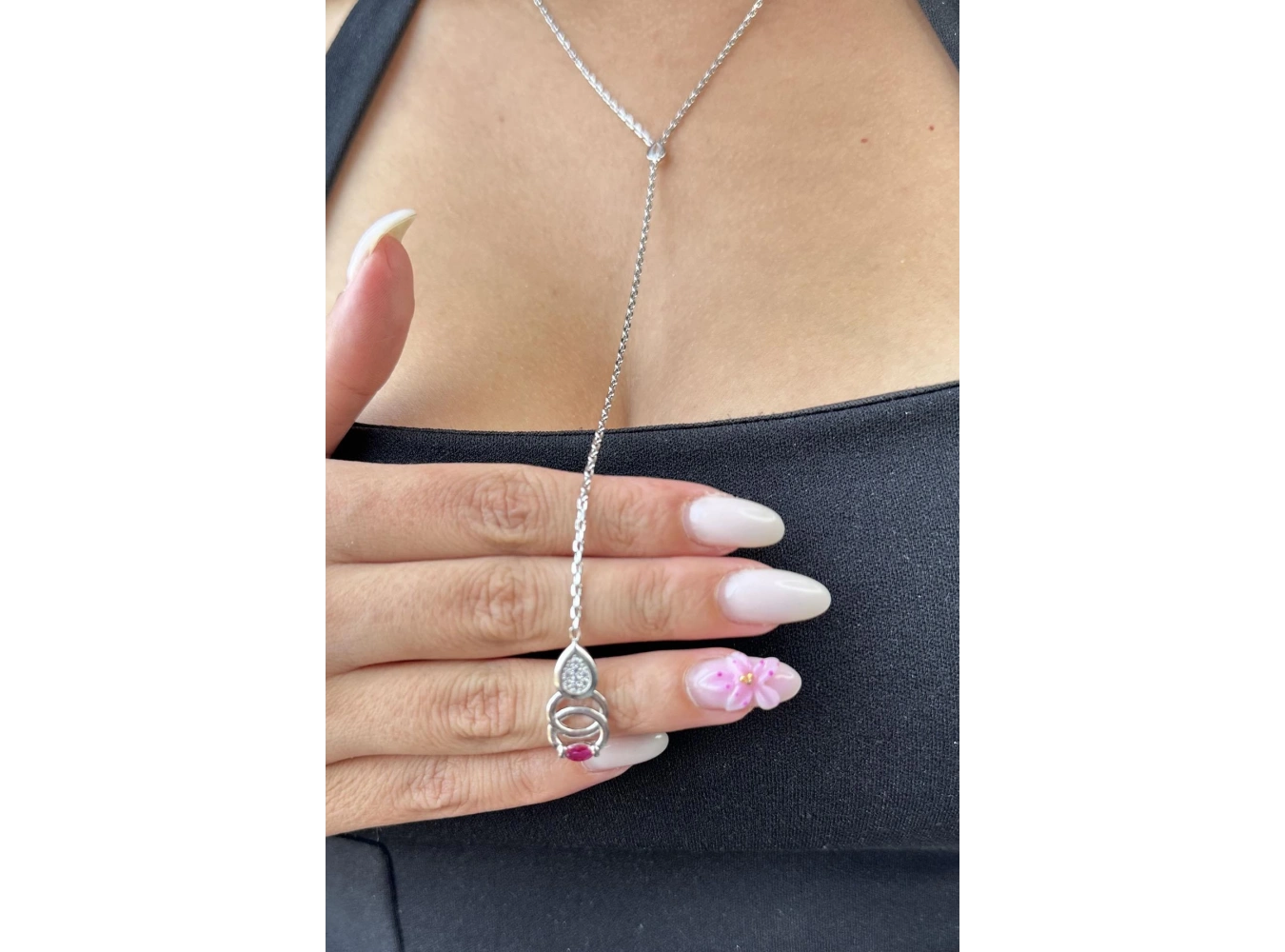 Gümüş Renk Taş Detaylı Y Kolye