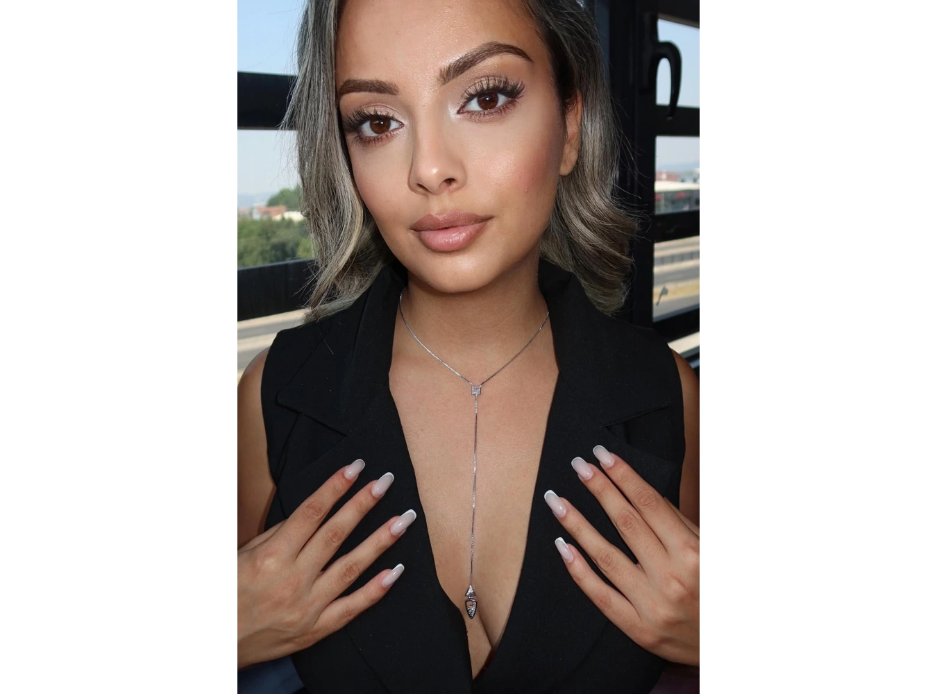 Gümüş Renk Taş Detaylı Y Kolye