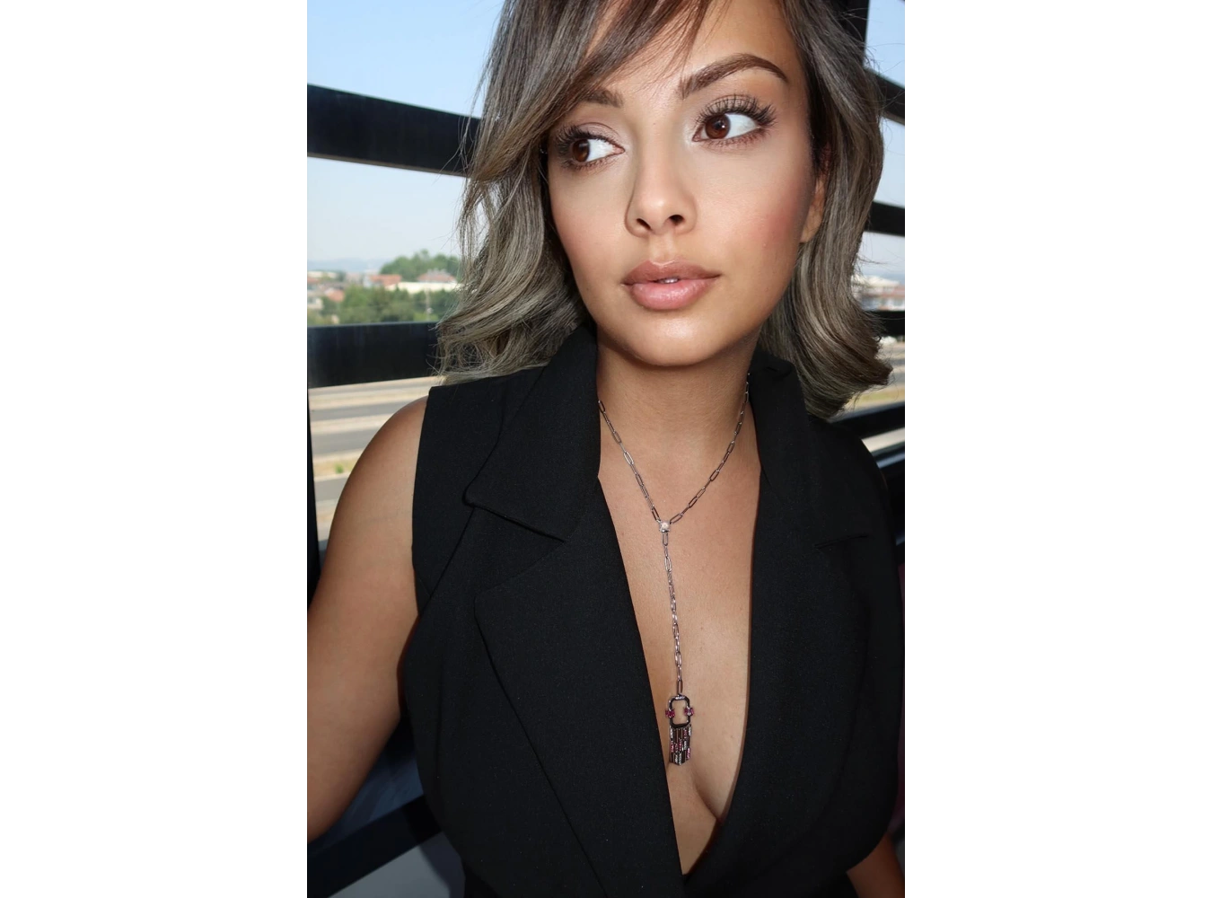 Gümüş Renk Taş Detaylı Y Kolye