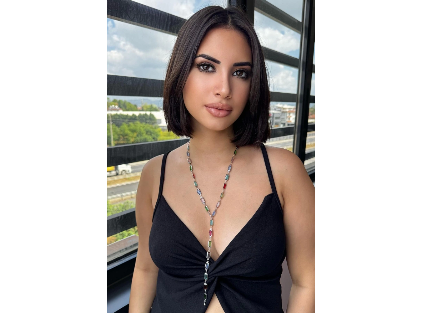 Gümüş Renk Taş Detaylı YSX Y Kolye