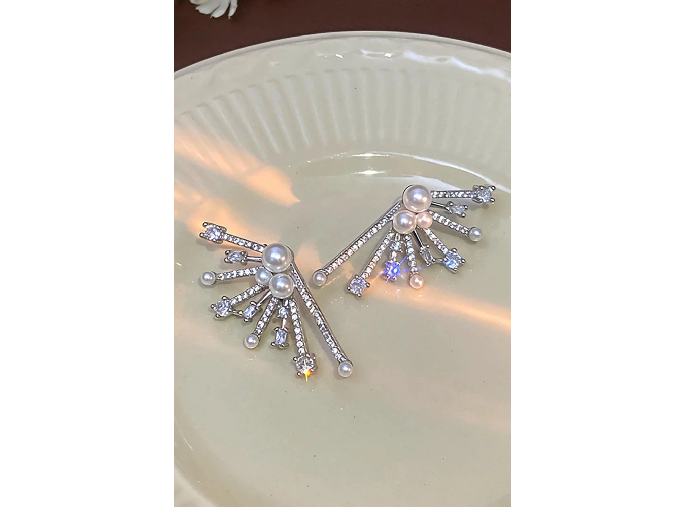 Gümüş Renk Taş Ve İnci Detaylı 14K Altın Kaplama Küpe (Çift)