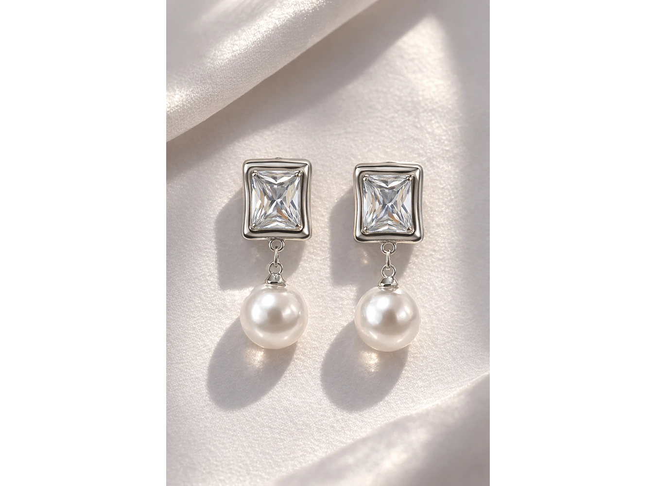 Gümüş Renk Taş Ve İnci Detaylı Küpe (Çift)