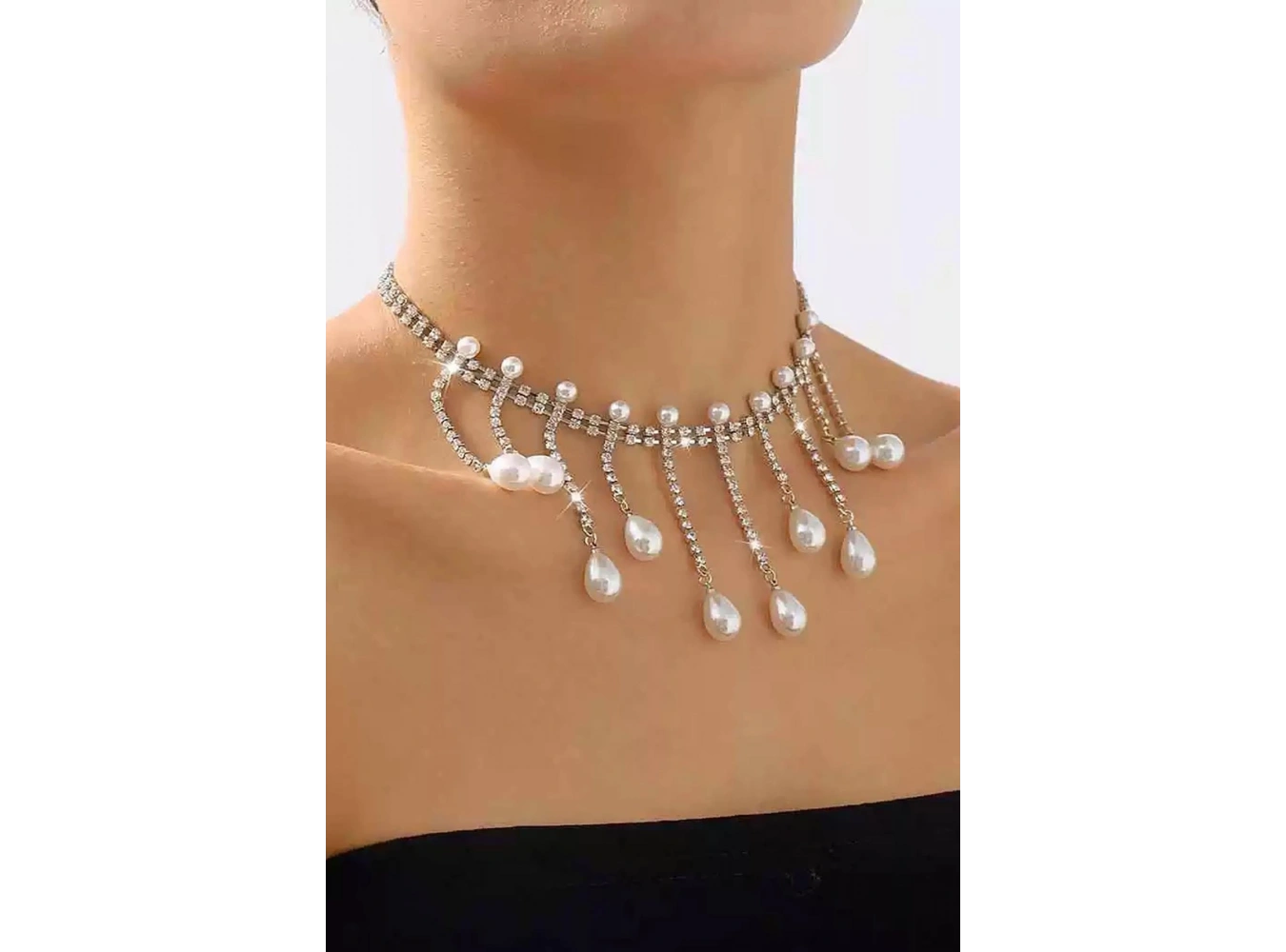 Gümüş Renk Taş Ve İnci Detaylı Tasarım Abiye Kolye