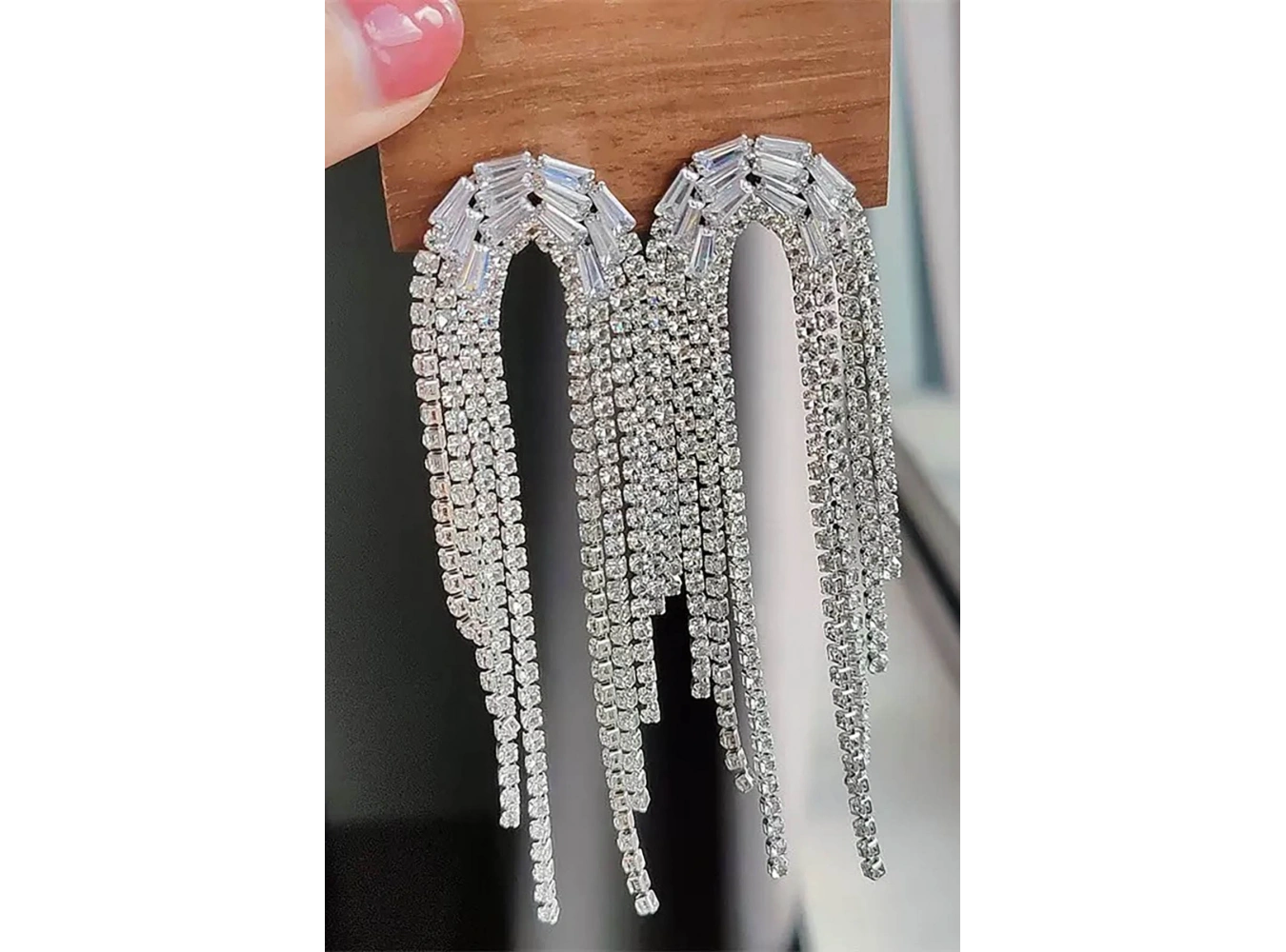 Gümüş Renk Taşlı Sallantılı Abiye Küpe (Çift)