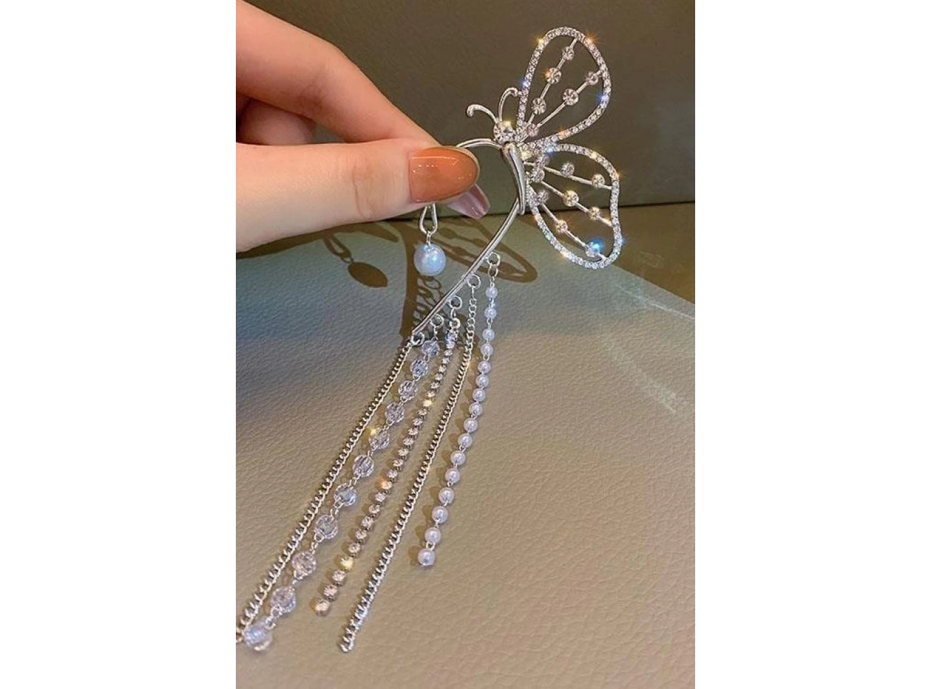 Gümüş Renk Taşlı Sallantılı Kelebek Figürlü Kulak Aksesuarı (Tek)