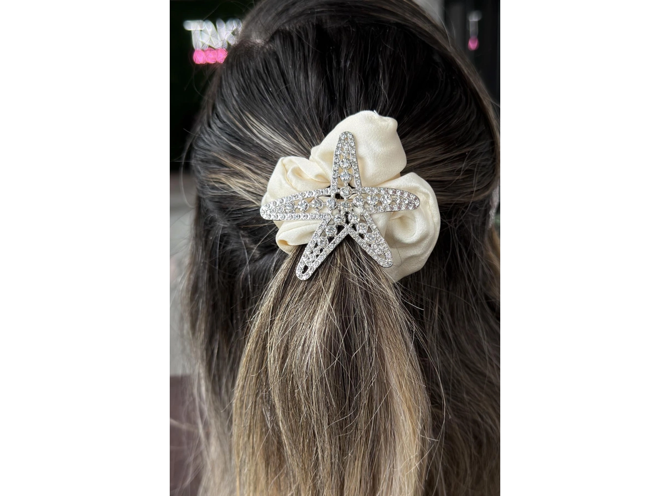 Gümüş Renk Taşlı Yıldız Detaylı Krem Renk Simit Toka