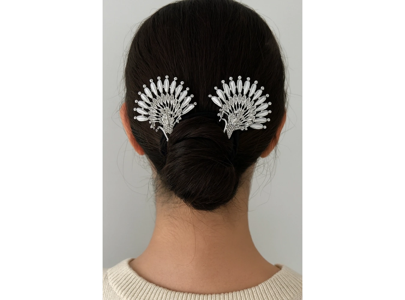 Gümüş Renk Tavus Kuşu Figürlü Taş Detaylı Topuz Tokası