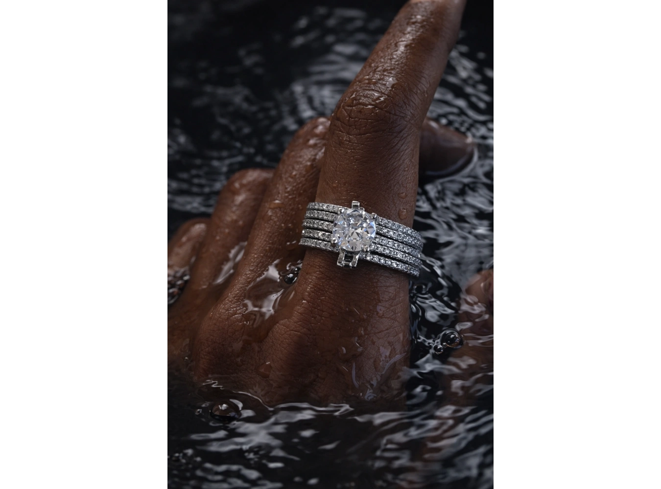 Gümüş Renk Tektaş Detaylı Taşlı Yüzük